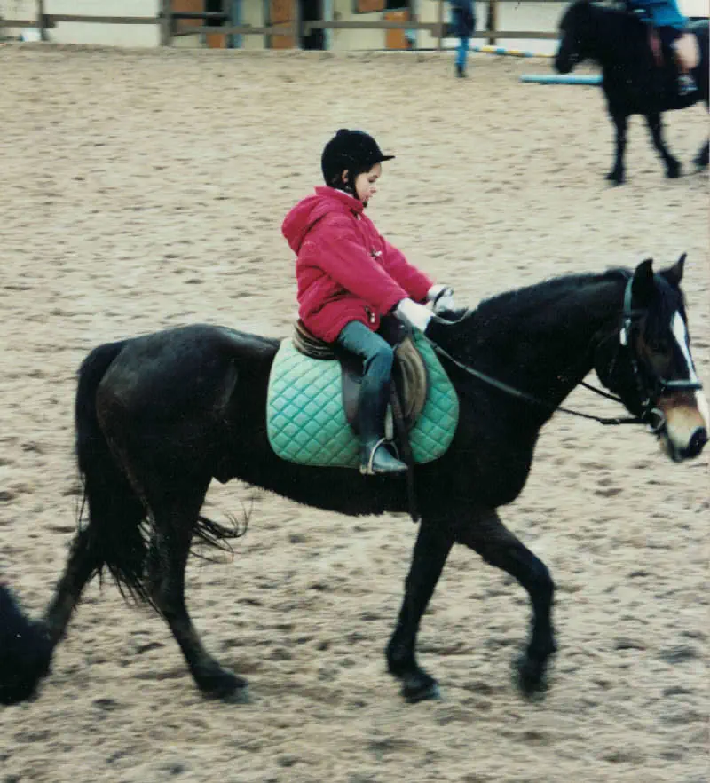 Premiers pas à dos de Poney à 3 ans